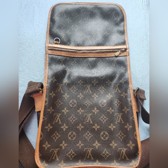 Authentic Louis Vuitton Crossbody Messenger Bag (Bosphore) - Picture 11 of 12